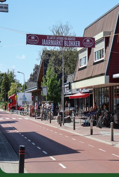 Dorpsstraat tijdens de jaarmarkt in Blokker